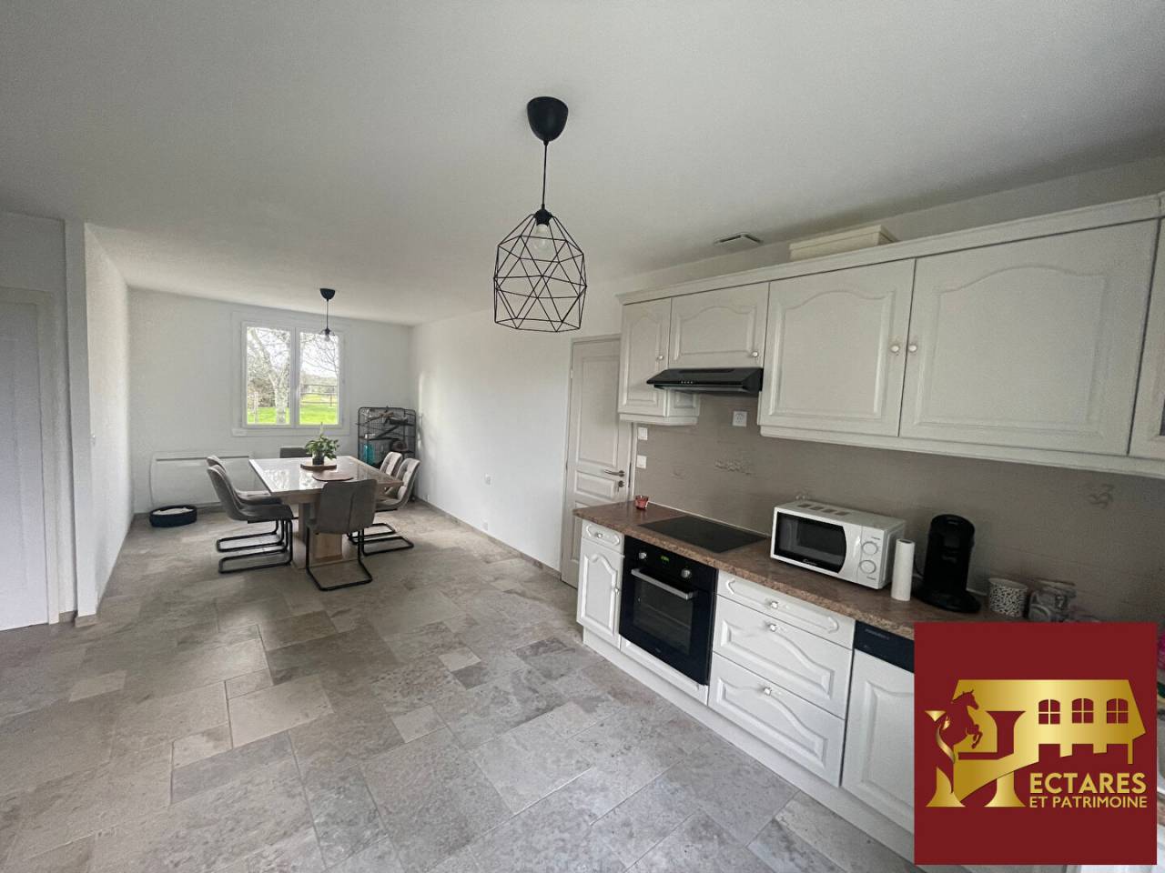 Propri&eacute;t&eacute; Equestre sur 7000 m2 + 2 Hectares en location Maison 3 Chambres