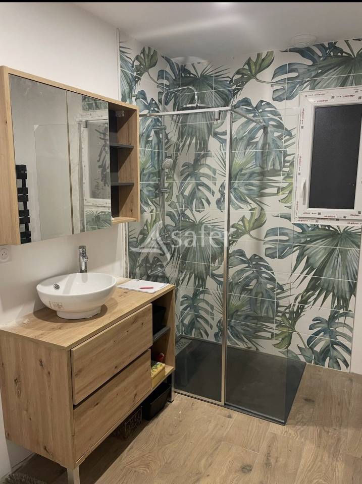 Opportunit&eacute; d'installation et lieu de vie pr&egrave;s de P&eacute;z&eacute;nas et