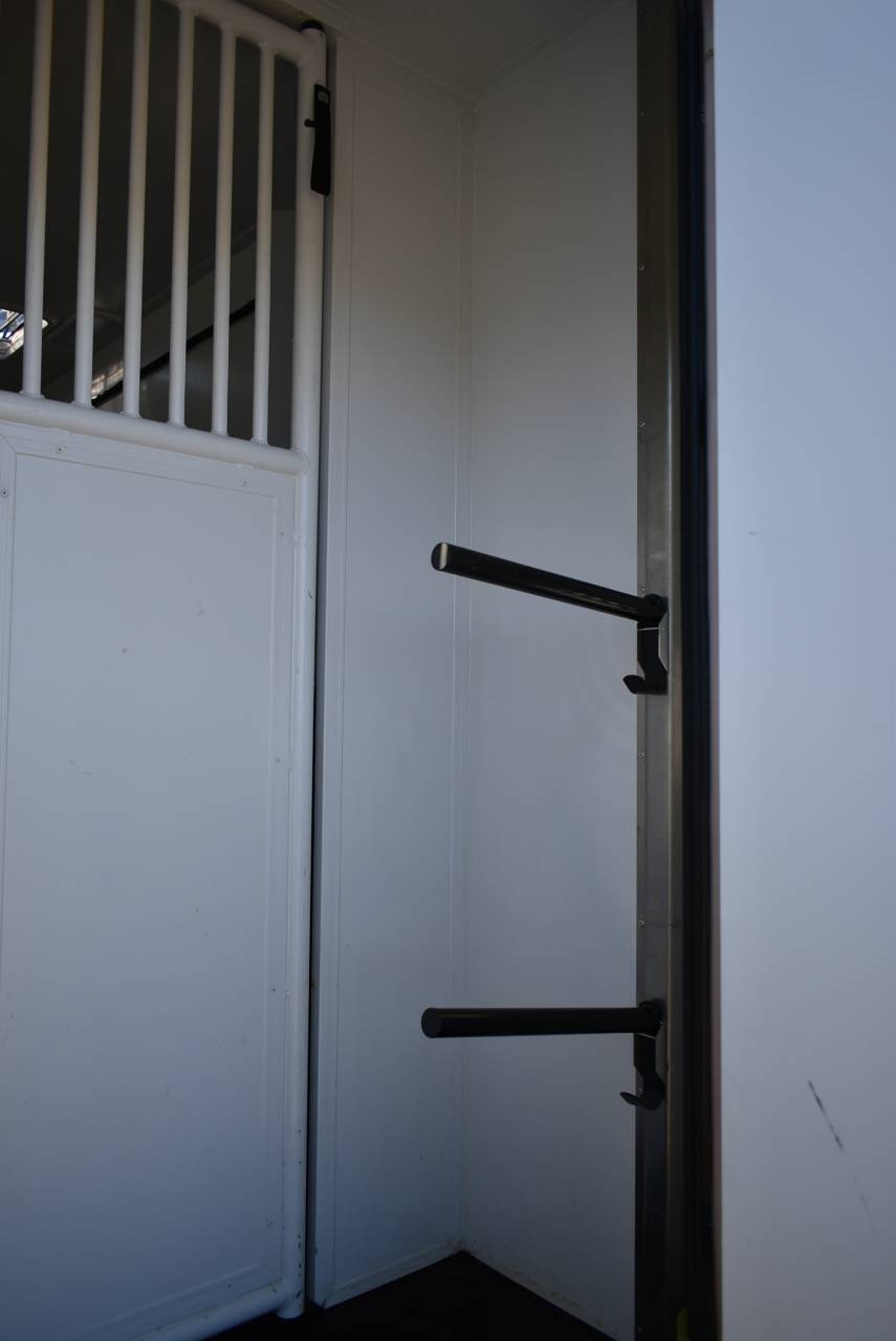 VL 2 chevaux stalle - 2021 - 14 700 km - 165 ch 