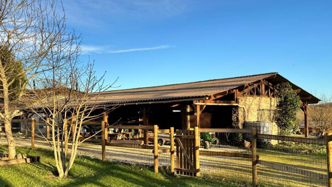 Propri&eacute;t&eacute; &eacute;questre de charme &agrave; proximit&eacute; de Villeneuve 