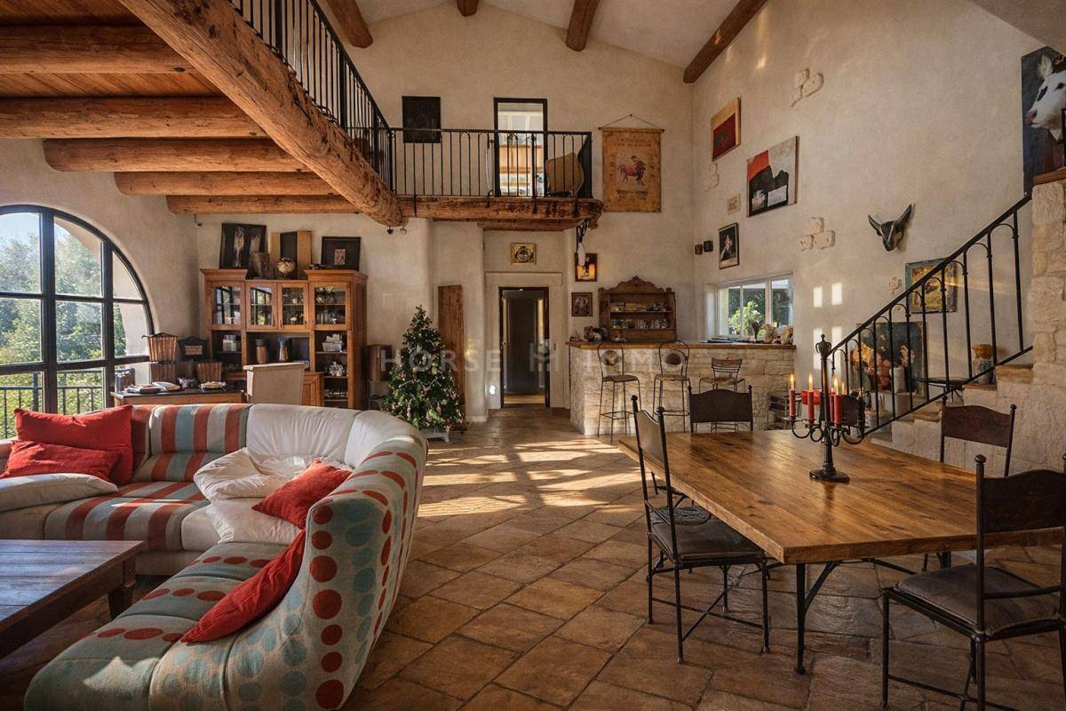 Mas &eacute;questre sur 9 hectares proche des plages