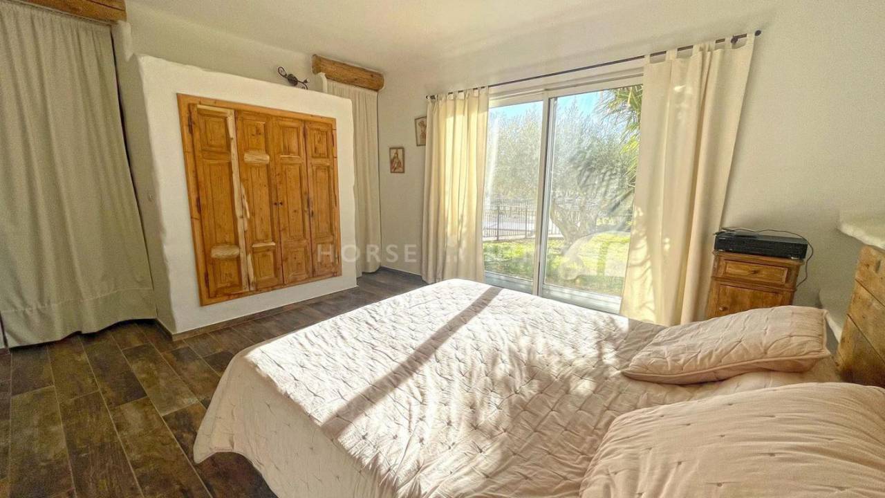 Mas &eacute;questre sur 9 hectares proche des plages