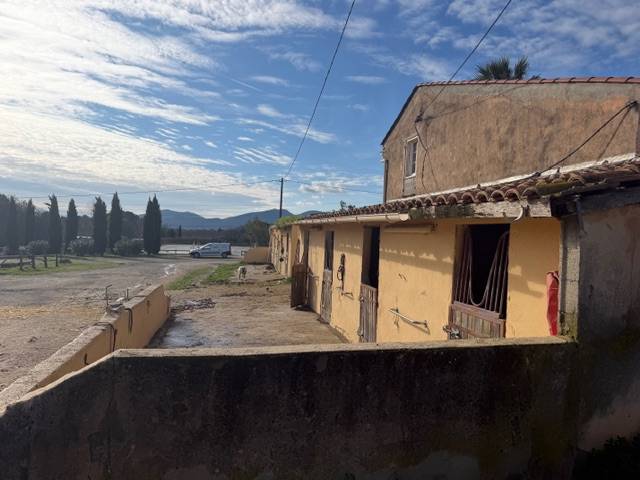 VEND FONDS DE COMMERCE CENTRE EQUESTRE LES MURETTES VAR