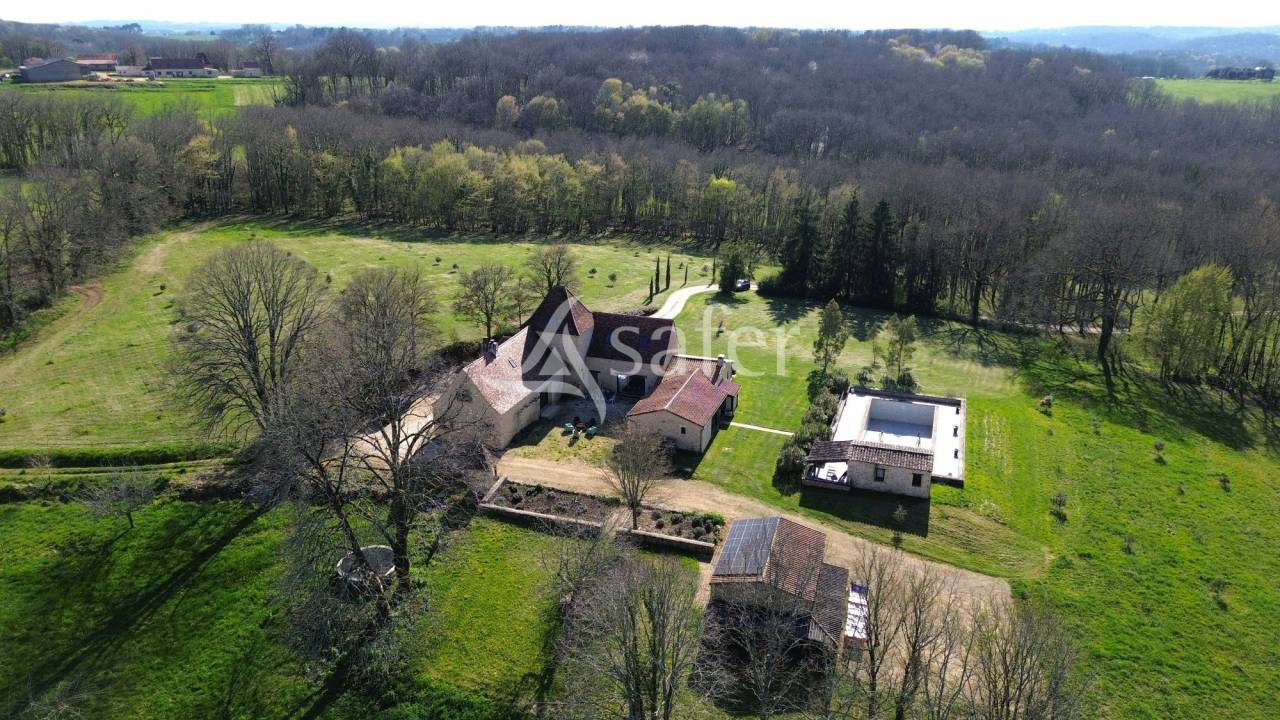 Belle propri&eacute;t&eacute; b&acirc;tie enti&egrave;rement r&eacute;nov&eacute;e sur 26ha avec ma