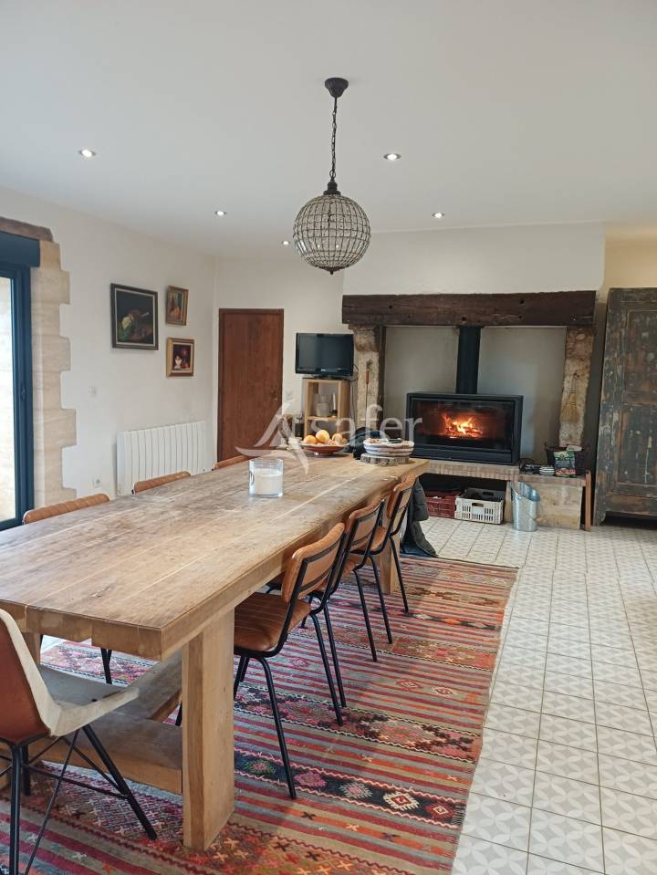 Belle propri&eacute;t&eacute; b&acirc;tie enti&egrave;rement r&eacute;nov&eacute;e sur 26ha avec ma