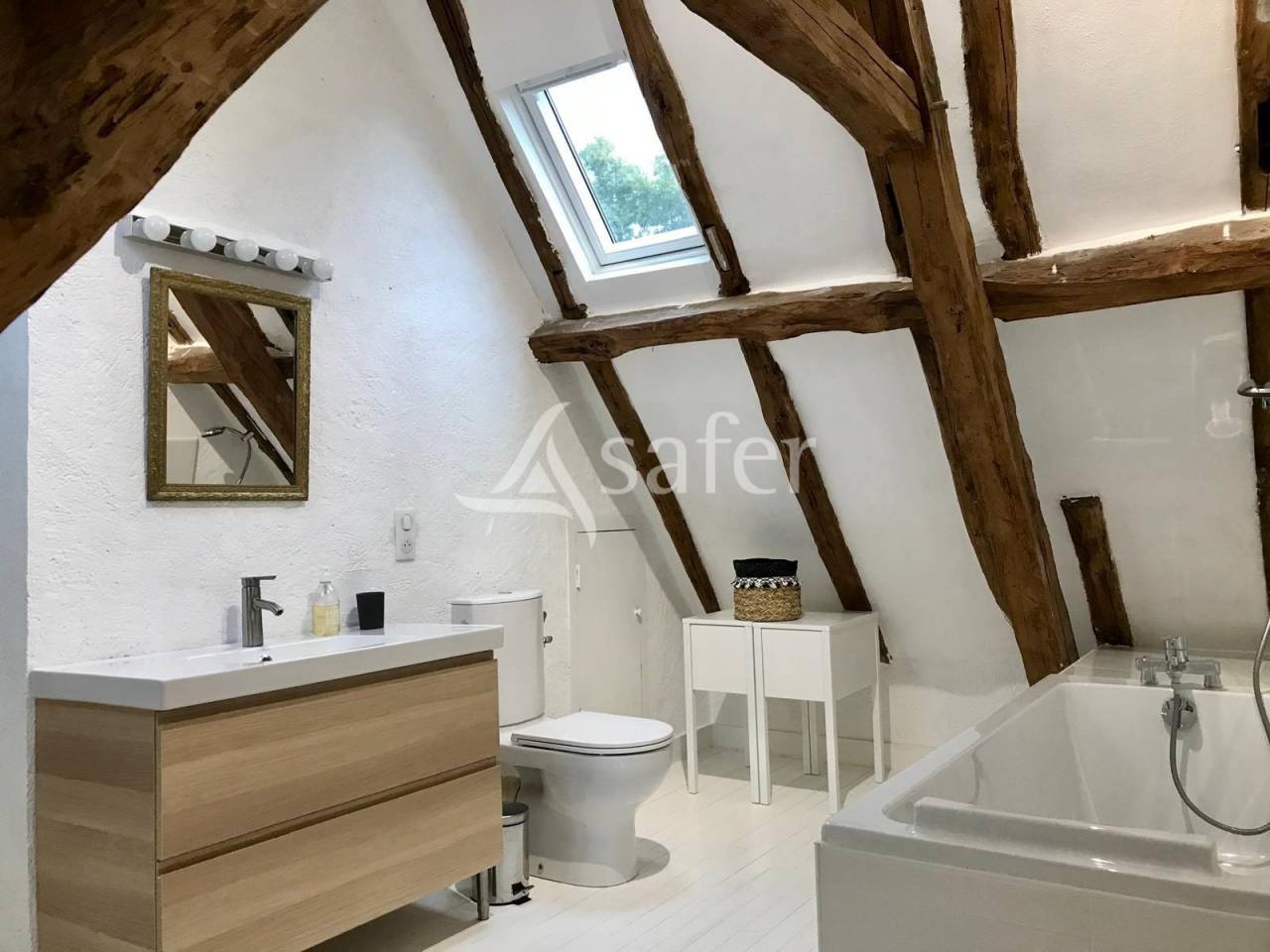 Belle propri&eacute;t&eacute; b&acirc;tie enti&egrave;rement r&eacute;nov&eacute;e sur 26ha avec ma