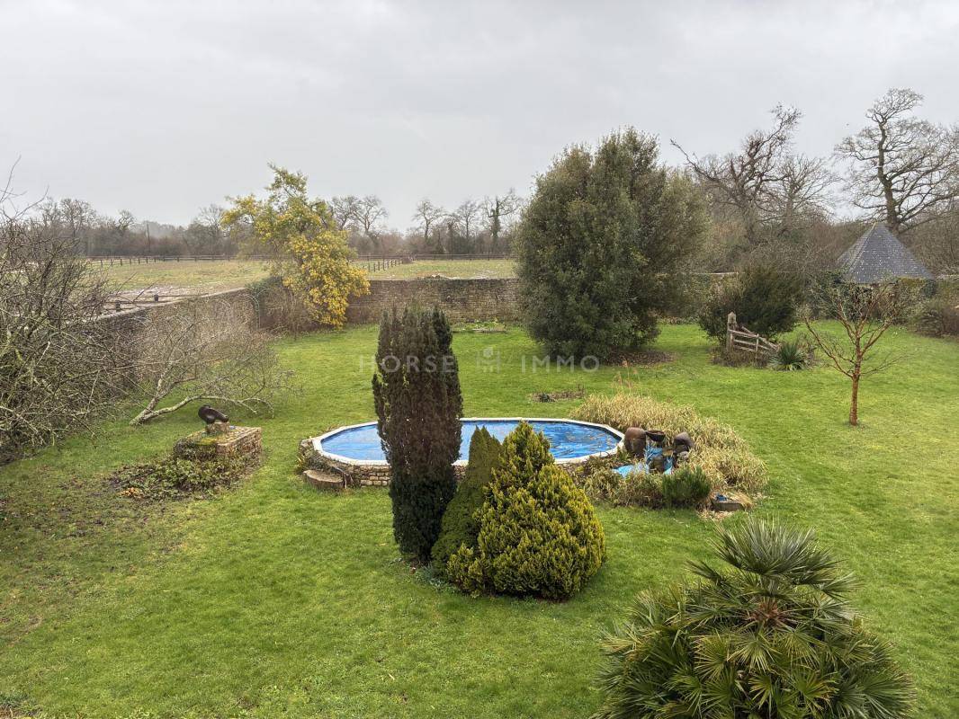 &Eacute;l&eacute;gant domaine XVIII avec &eacute;curies et 18 ha