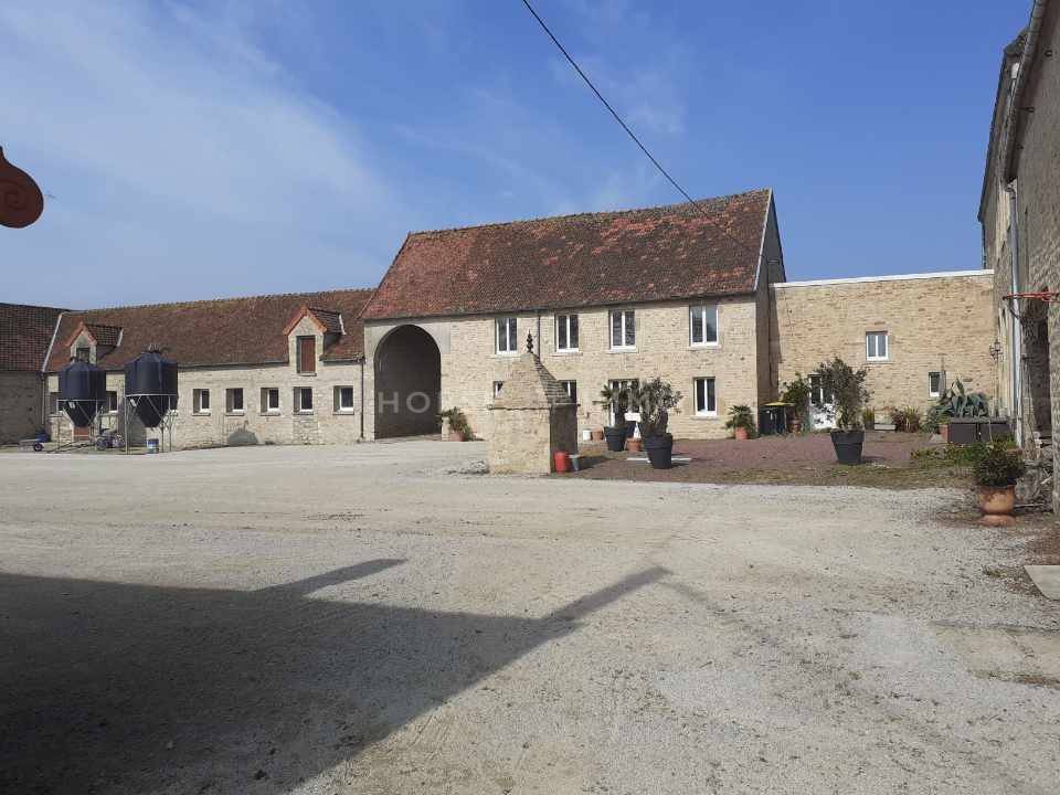 &Eacute;l&eacute;gant domaine XVIII avec &eacute;curies et 18 ha