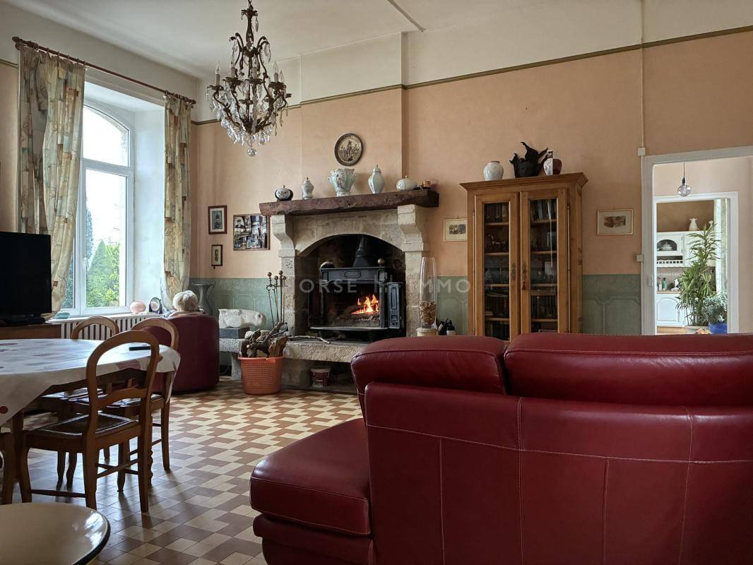 &Eacute;l&eacute;gant domaine XVIII avec &eacute;curies et 18 ha