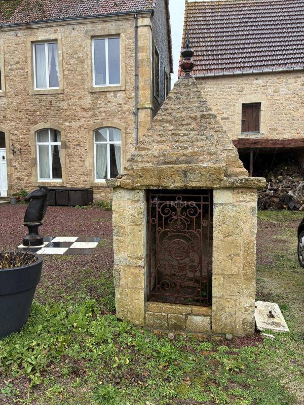 &Eacute;l&eacute;gant domaine XVIII avec &eacute;curies et 18 ha