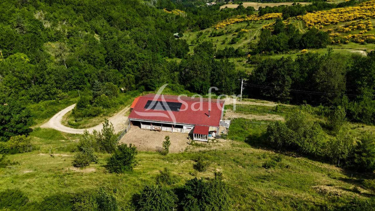 B&acirc;timent d'&eacute;levage avec habitation autonome sur 1,3 ha proch