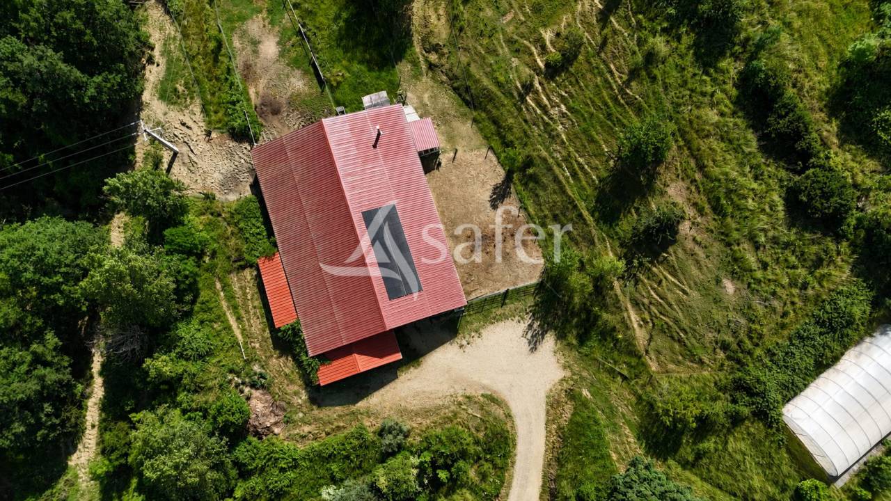 B&acirc;timent d'&eacute;levage avec habitation autonome sur 1,3 ha proch