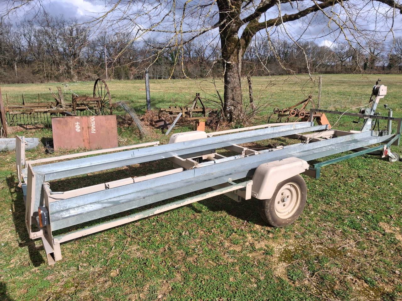 Vends ensemble remorque et cal&egrave;ches 