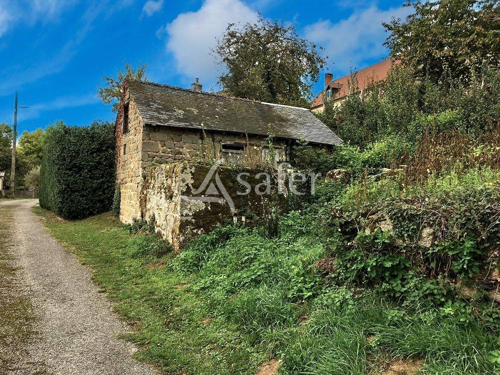 Aux confins de la Creuse et du Puy-de-D&ocirc;me, propri&eacute;t&eacute; b&acirc;tie
