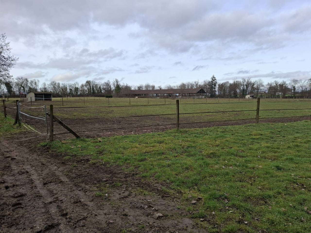 &Agrave; LOUER  INSTALLATIONS &Eacute;QUESTRES COMPL&Egrave;TES AVEC LOGEMENT (