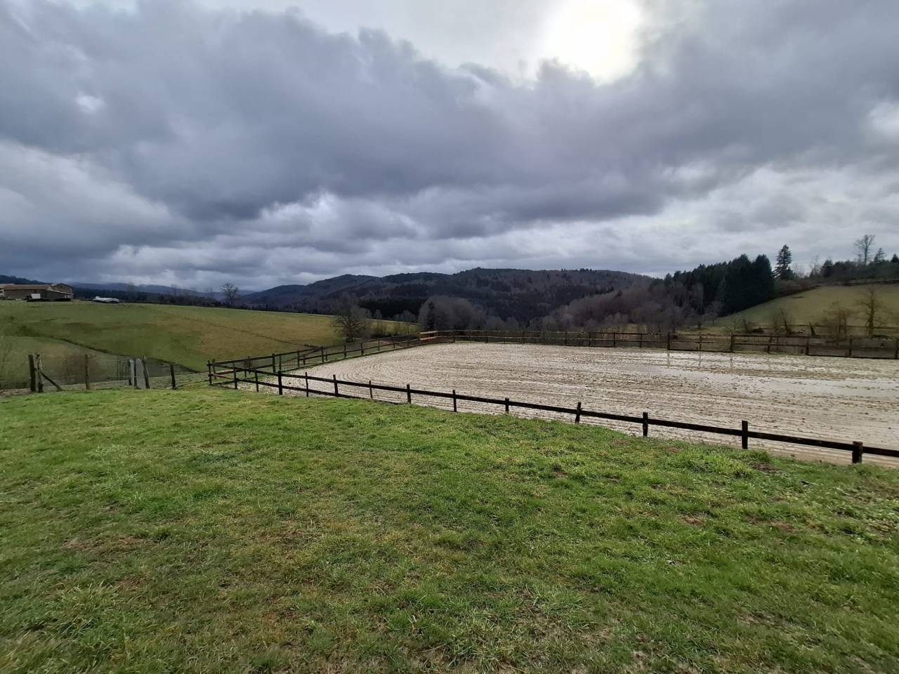 Propri&eacute;t&eacute; au coeur du Parc naturel du Livradois-Forez  27 h