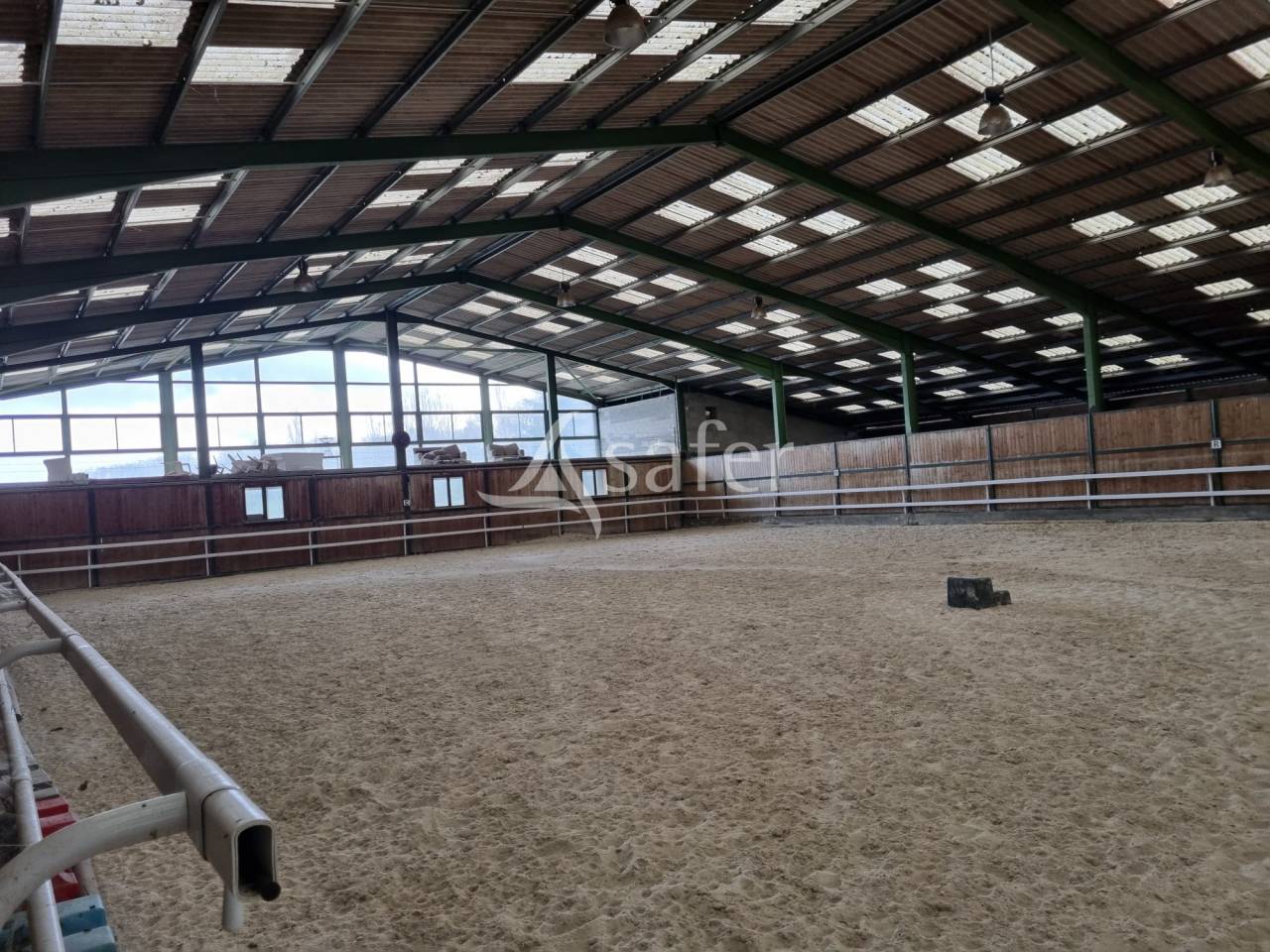 Propri&eacute;t&eacute; &eacute;questre avec habitation sur 12 hectares - Proche T