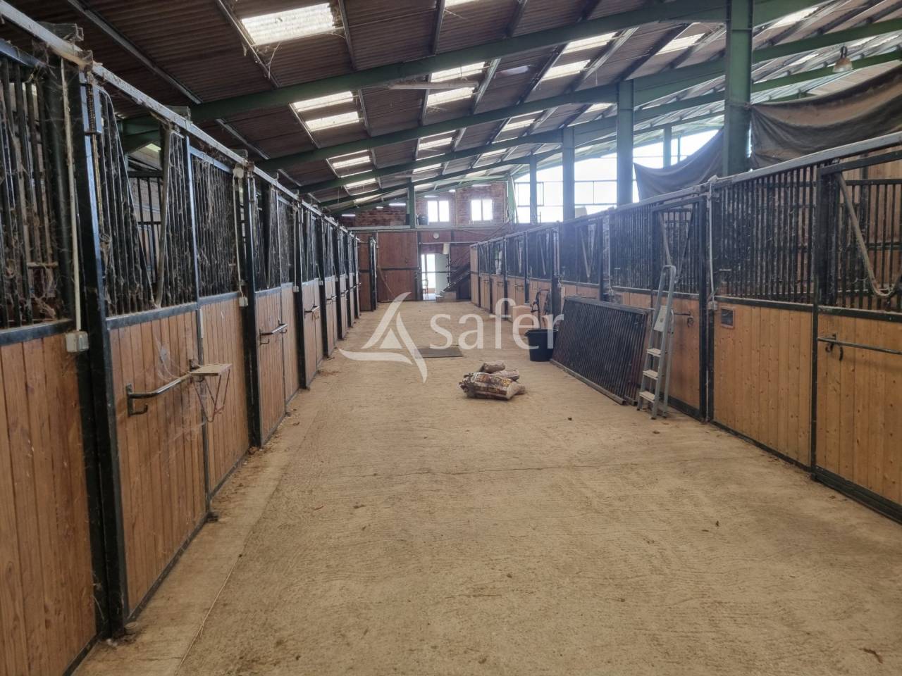 Propri&eacute;t&eacute; &eacute;questre avec habitation sur 12 hectares - Proche T