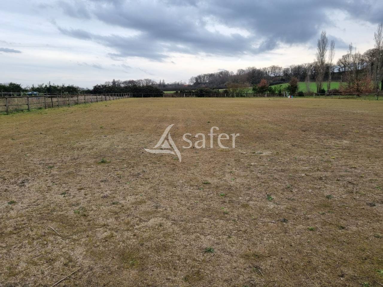 Propri&eacute;t&eacute; &eacute;questre avec habitation sur 12 hectares - Proche T