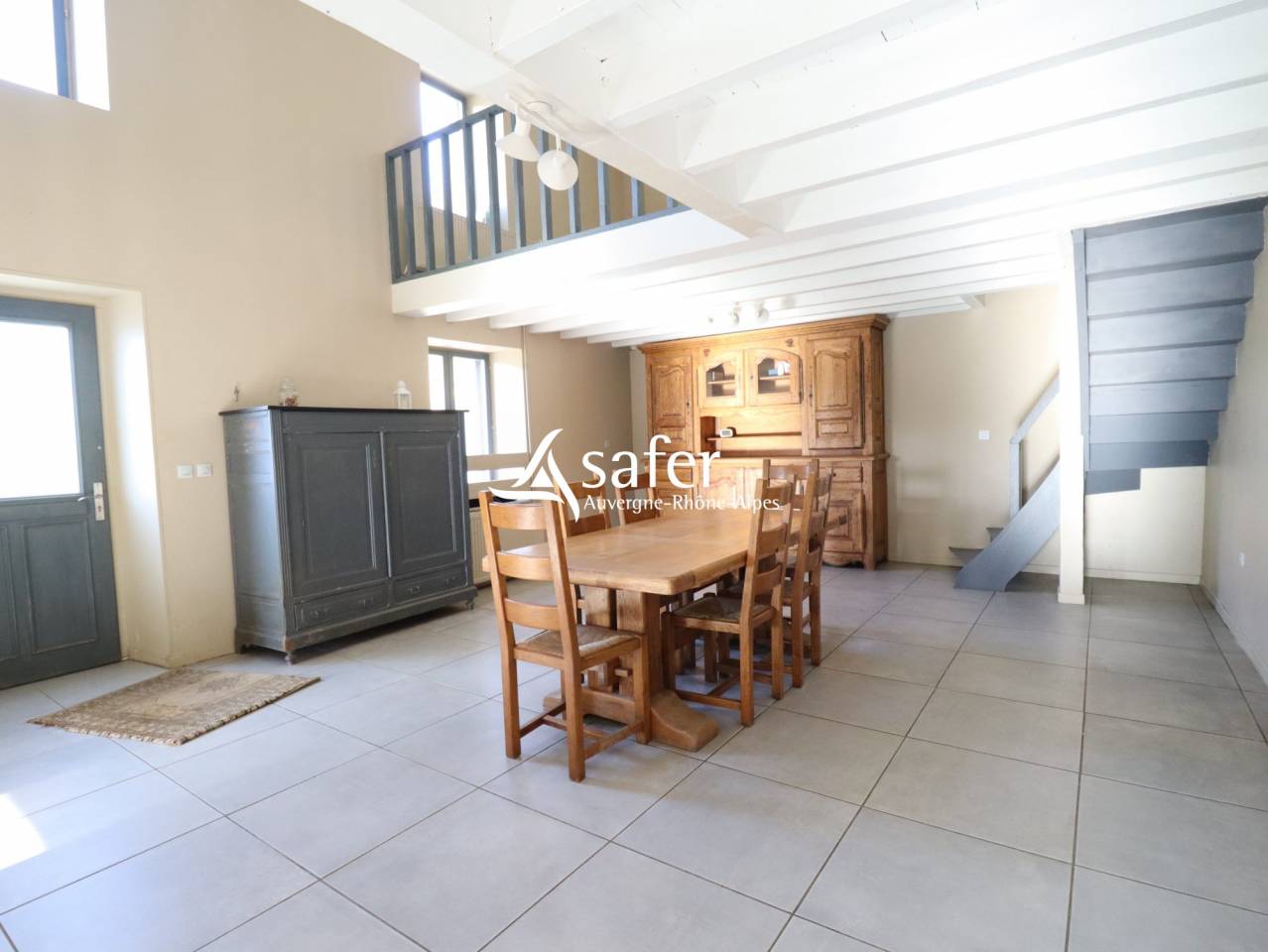 Propri&eacute;t&eacute; en pierre isol&eacute;e avec vastes d&eacute;pendances sur 27 he