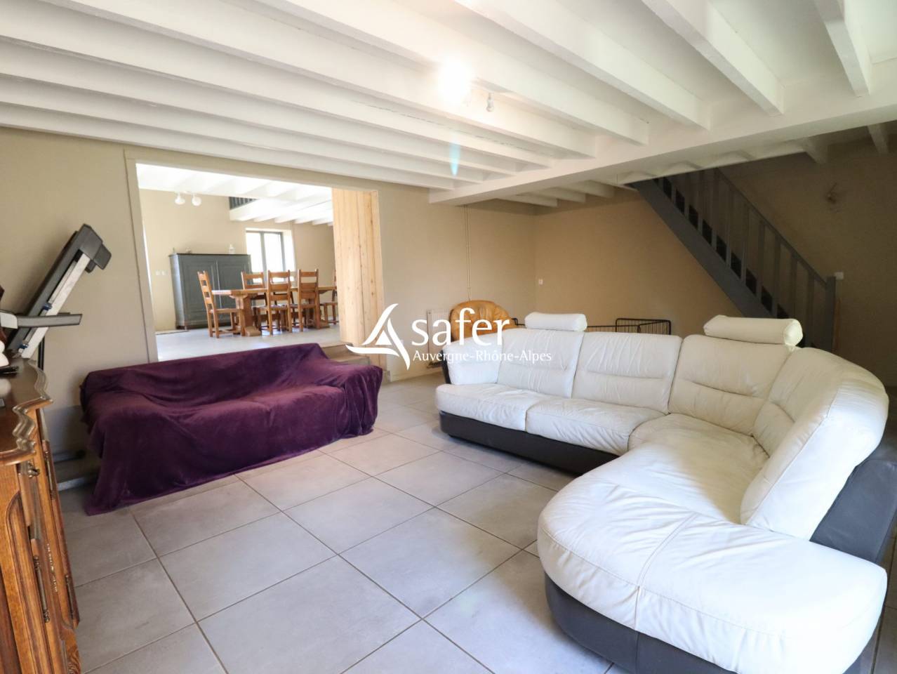 Propri&eacute;t&eacute; en pierre isol&eacute;e avec vastes d&eacute;pendances sur 27 he