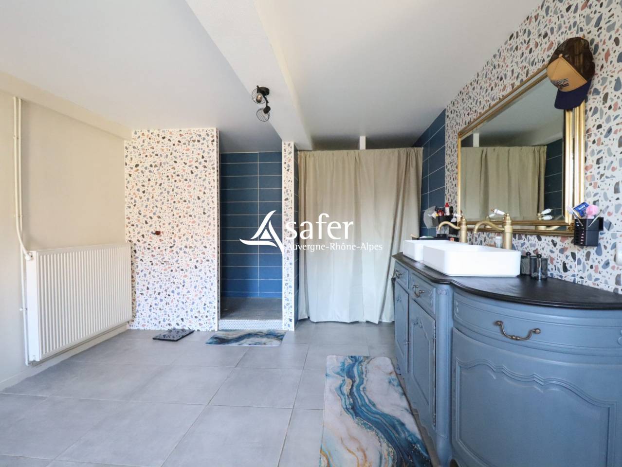 Propri&eacute;t&eacute; en pierre isol&eacute;e avec vastes d&eacute;pendances sur 27 he