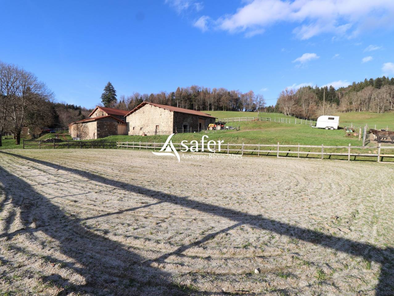 Propri&eacute;t&eacute; en pierre isol&eacute;e avec vastes d&eacute;pendances sur 27 he