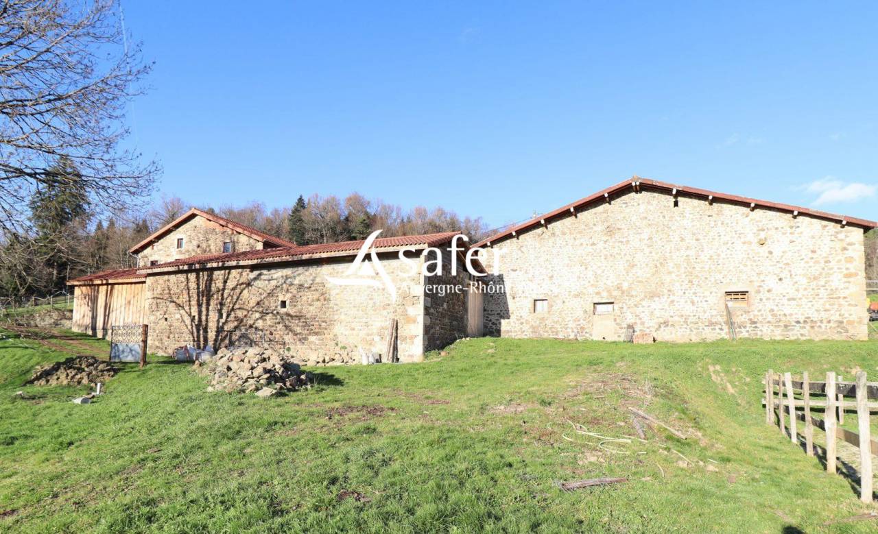 Propri&eacute;t&eacute; en pierre isol&eacute;e avec vastes d&eacute;pendances sur 27 he