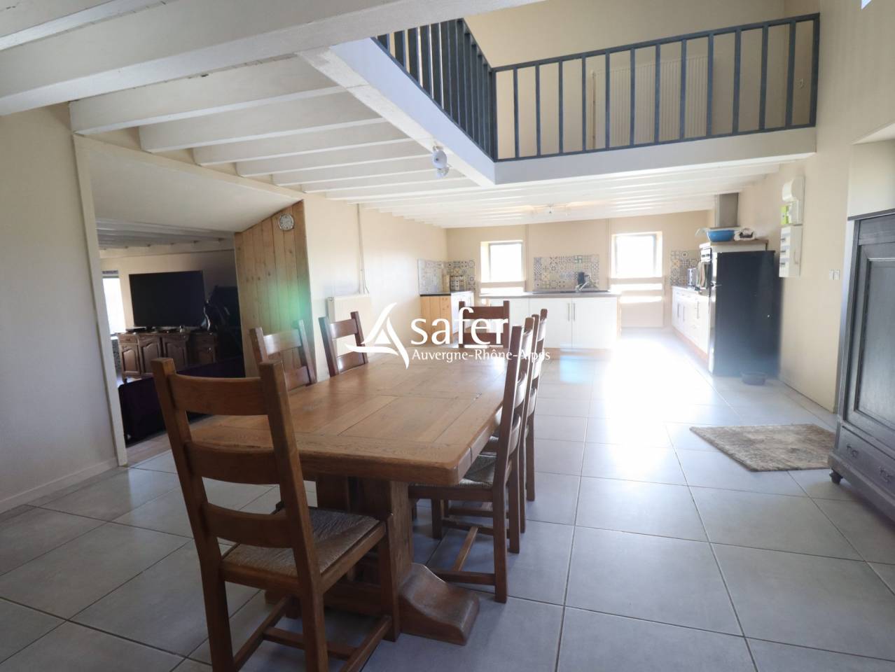 Propri&eacute;t&eacute; en pierre isol&eacute;e avec vastes d&eacute;pendances sur 27 he