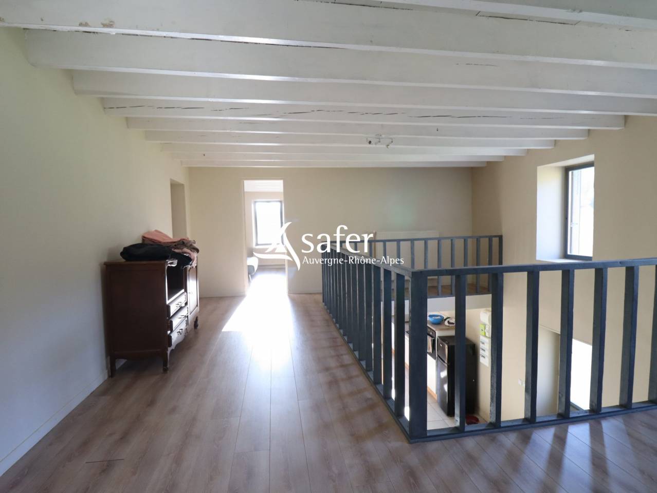 Propri&eacute;t&eacute; en pierre isol&eacute;e avec vastes d&eacute;pendances sur 27 he