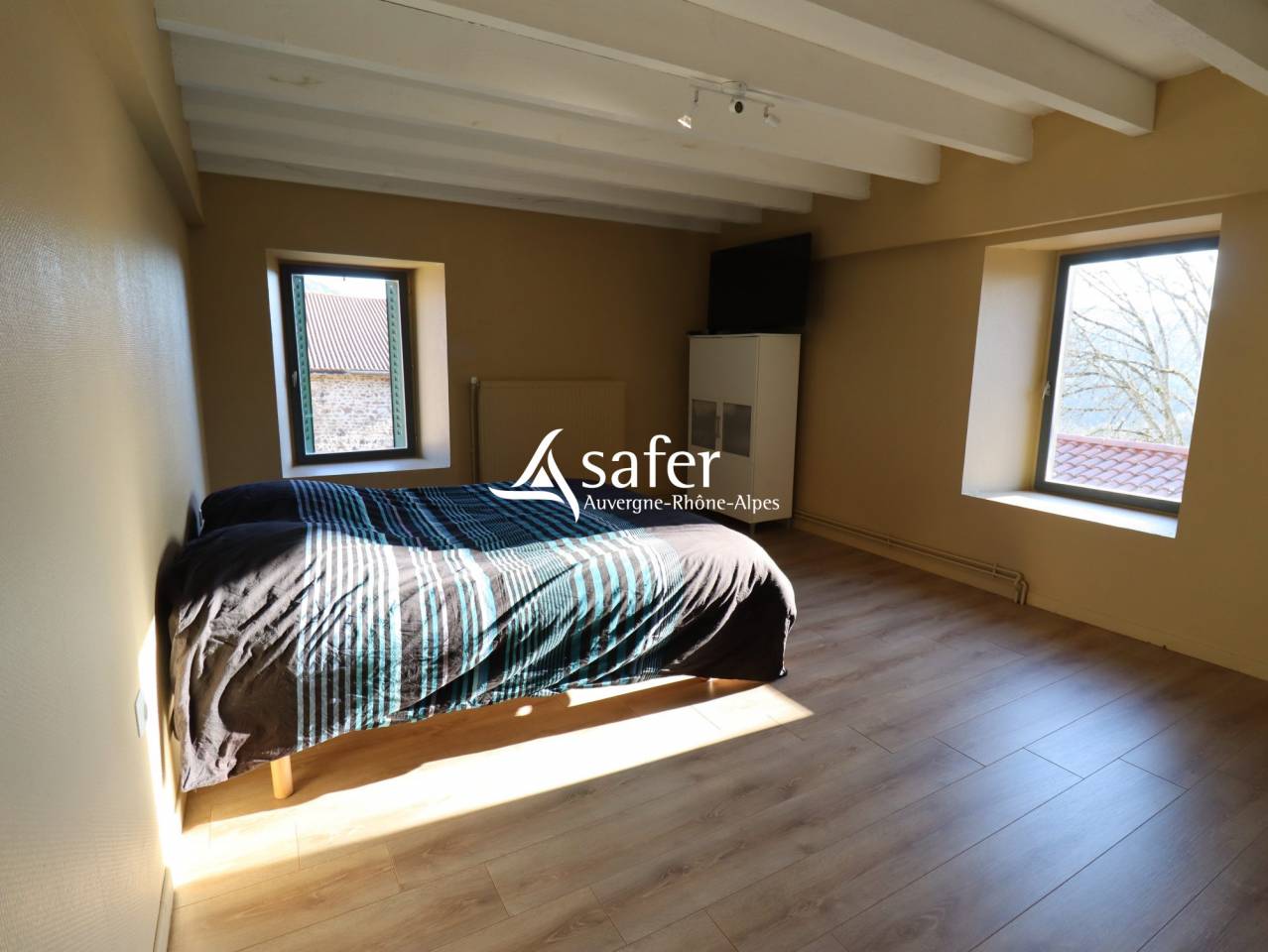 Propri&eacute;t&eacute; en pierre isol&eacute;e avec vastes d&eacute;pendances sur 27 he