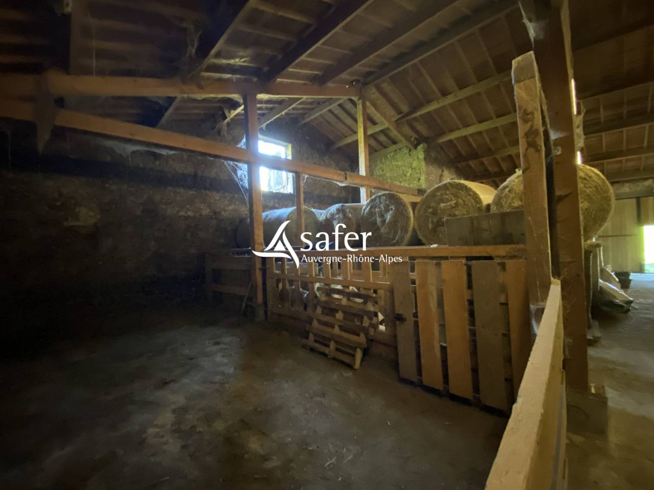 Propri&eacute;t&eacute; en pierre isol&eacute;e avec vastes d&eacute;pendances sur 27 he