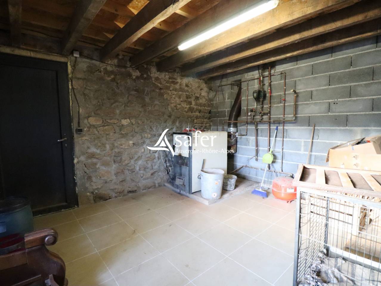 Propri&eacute;t&eacute; en pierre isol&eacute;e avec vastes d&eacute;pendances sur 27 he