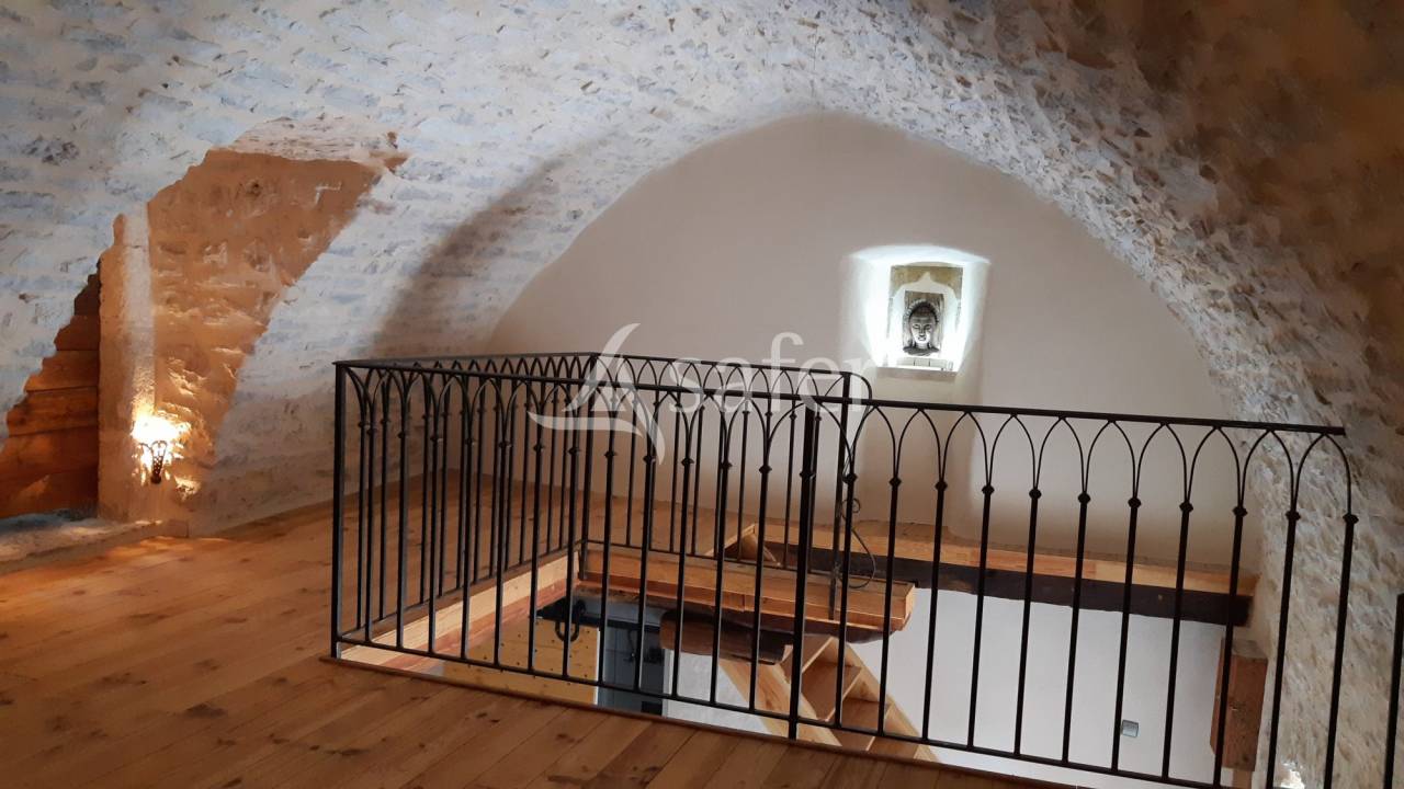 Propri&eacute;t&eacute; en pierre sur 5 hectares proximit&eacute; Aveyron