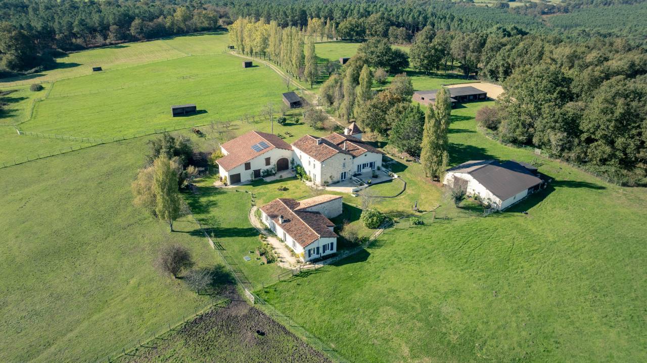 A 20 min de Chalais, sur + de 32 hectares dt 8 de pins