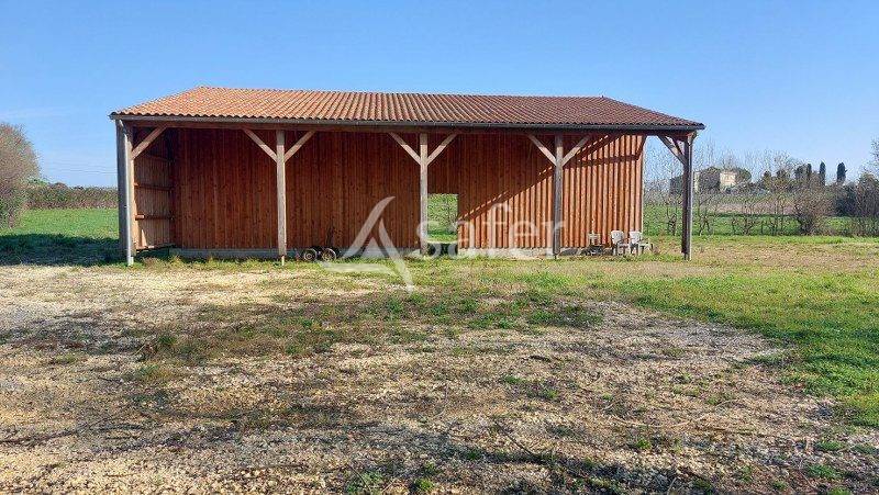 LIBOURNAIS: Hangar agricole + 8 hectares