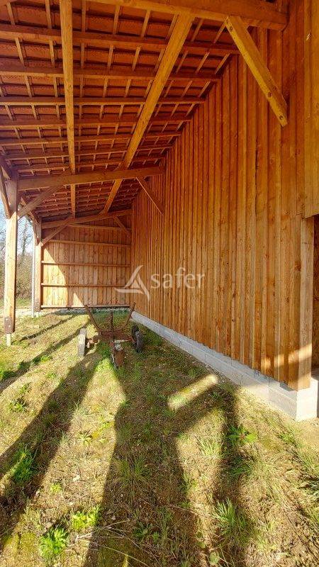 LIBOURNAIS: Hangar agricole + 8 hectares