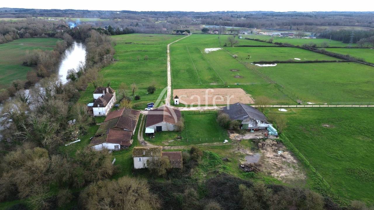 Propri&eacute;t&eacute; &eacute;questre sur 25ha, avec parc photovolta&iuml;que, proch