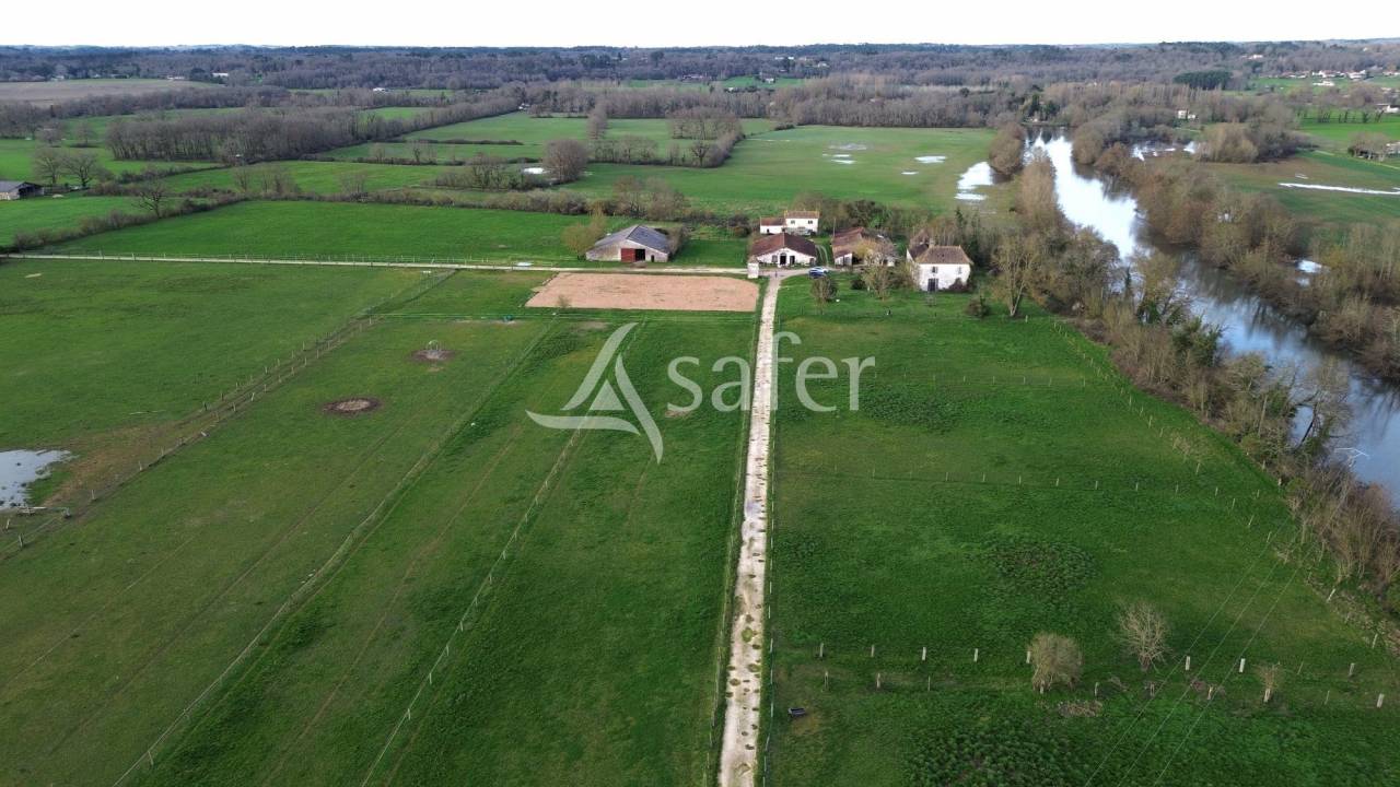 Propri&eacute;t&eacute; &eacute;questre sur 25ha, avec parc photovolta&iuml;que, proch