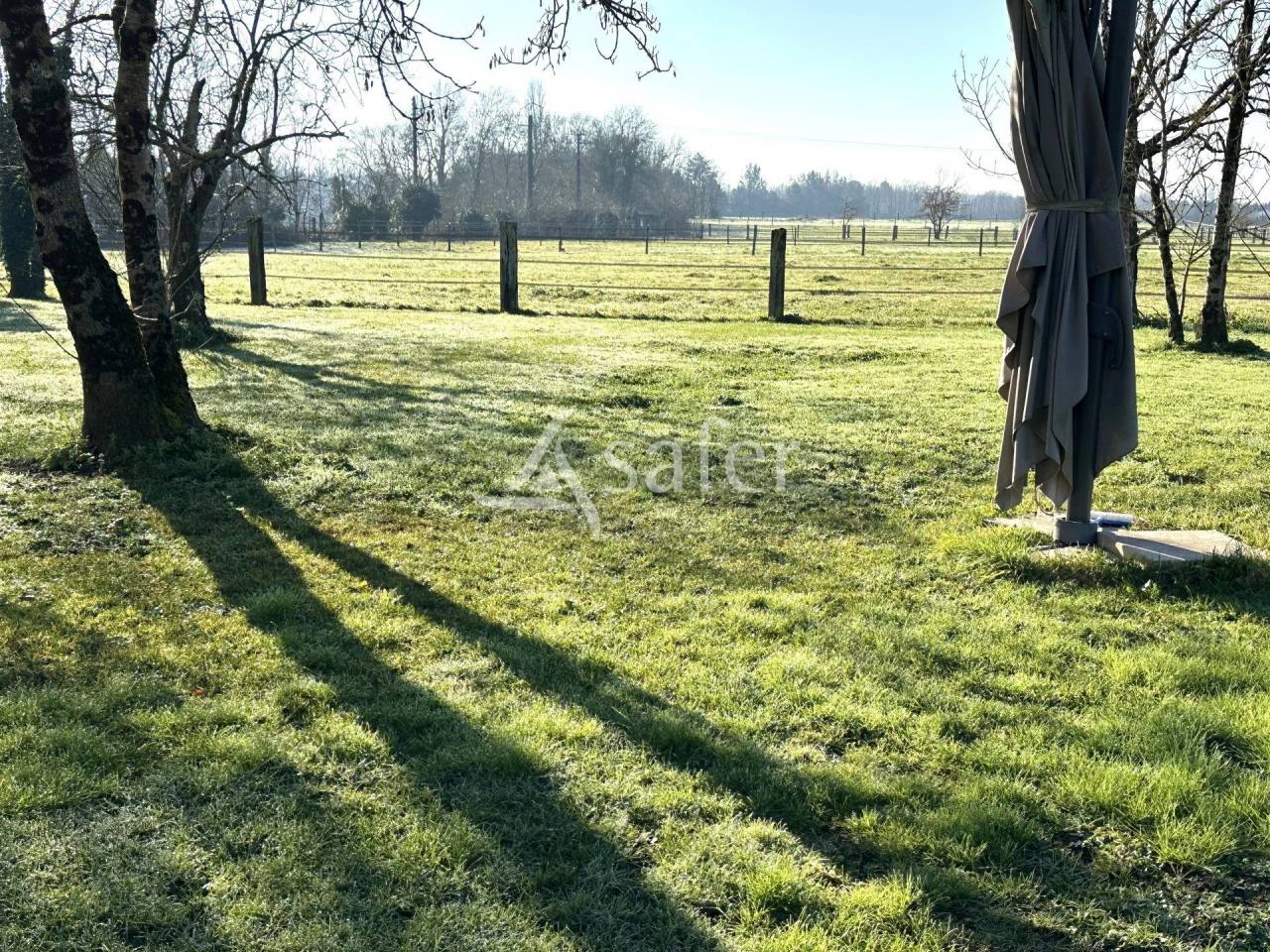 Propri&eacute;t&eacute; &eacute;questre sur 25ha, avec parc photovolta&iuml;que, proch