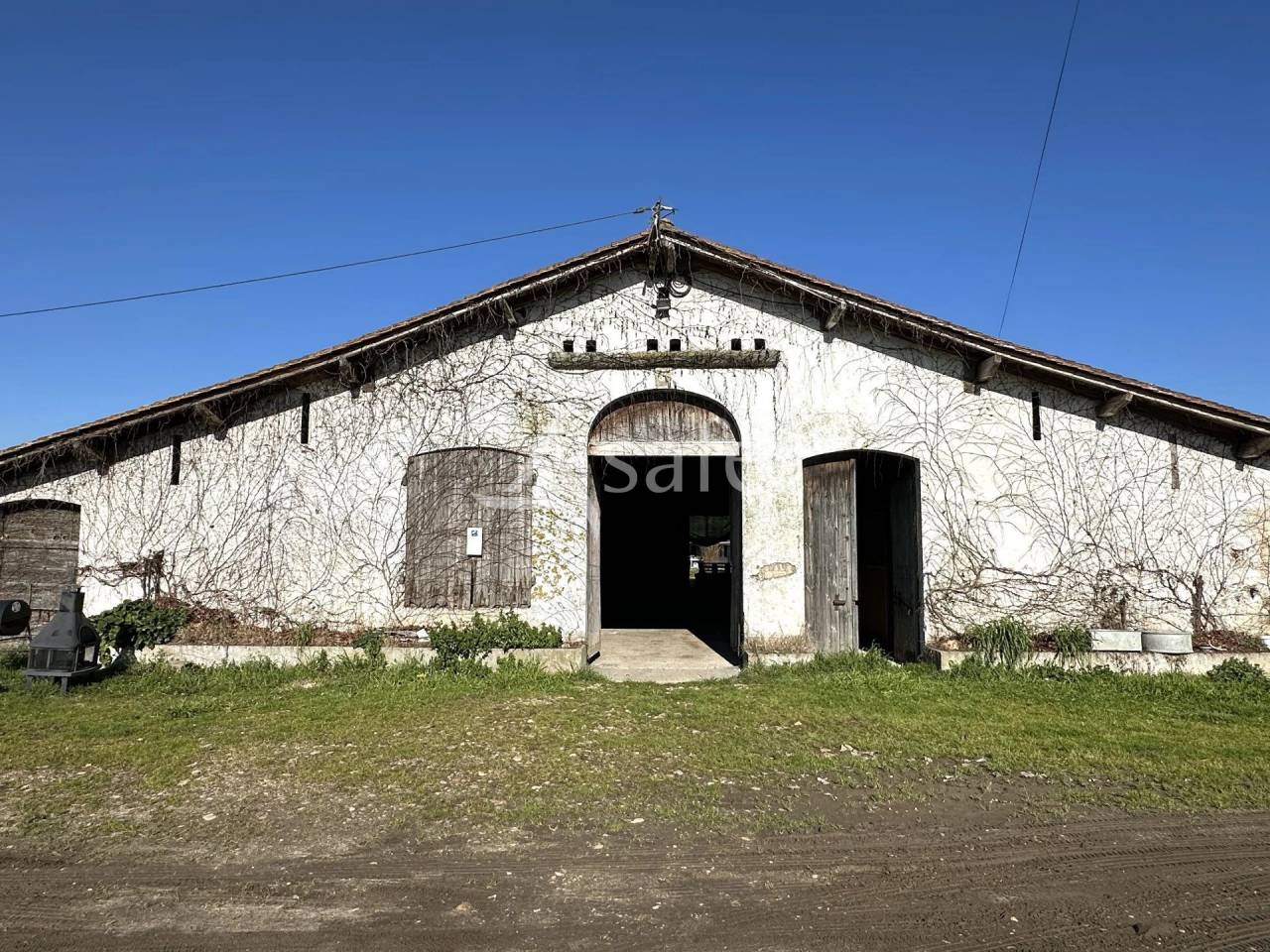 Propri&eacute;t&eacute; &eacute;questre sur 25ha, avec parc photovolta&iuml;que, proch