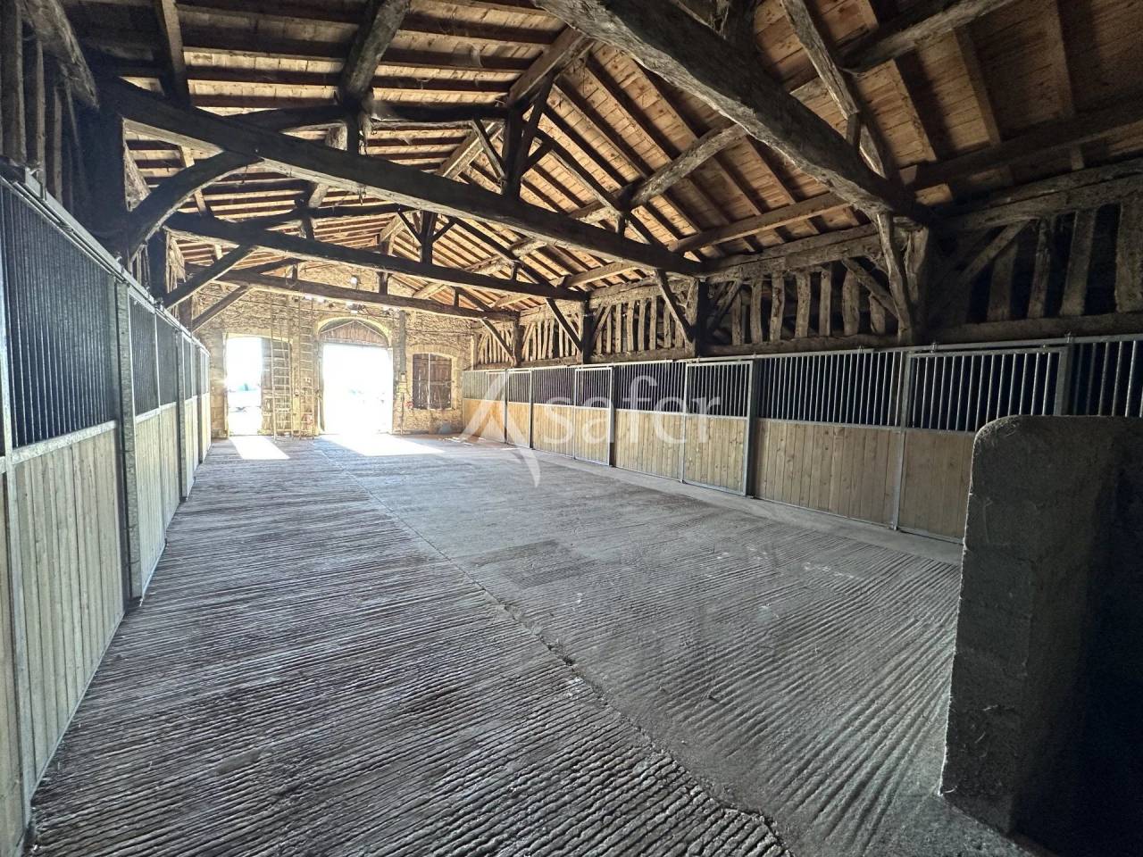 Propri&eacute;t&eacute; &eacute;questre sur 25ha, avec parc photovolta&iuml;que, proch