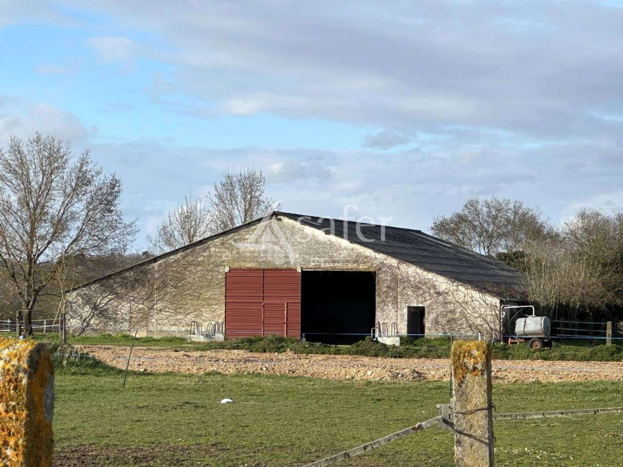 Propri&eacute;t&eacute; &eacute;questre sur 25ha, avec parc photovolta&iuml;que, proch