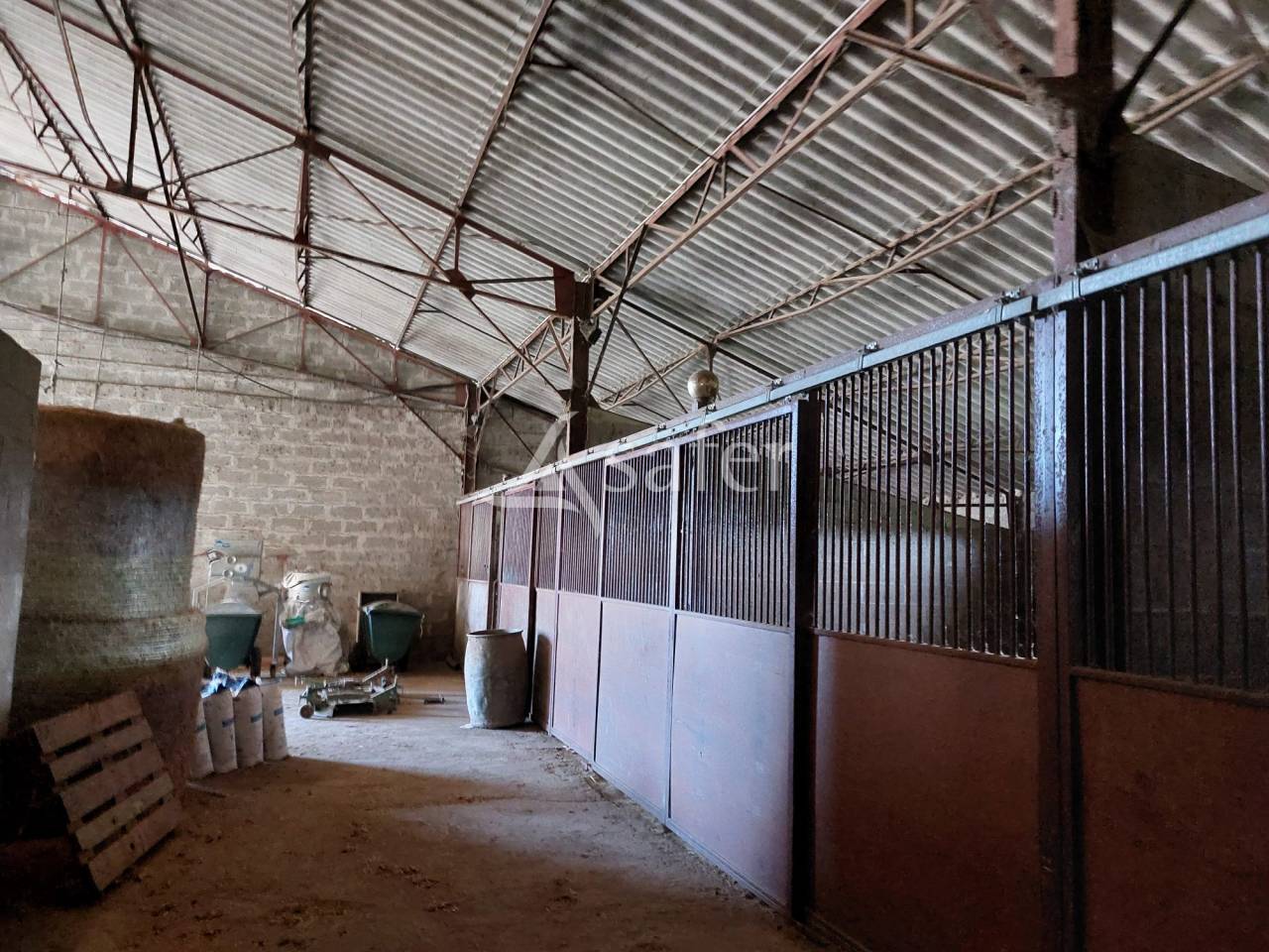 Propri&eacute;t&eacute; &eacute;questre sur 25ha, avec parc photovolta&iuml;que, proch