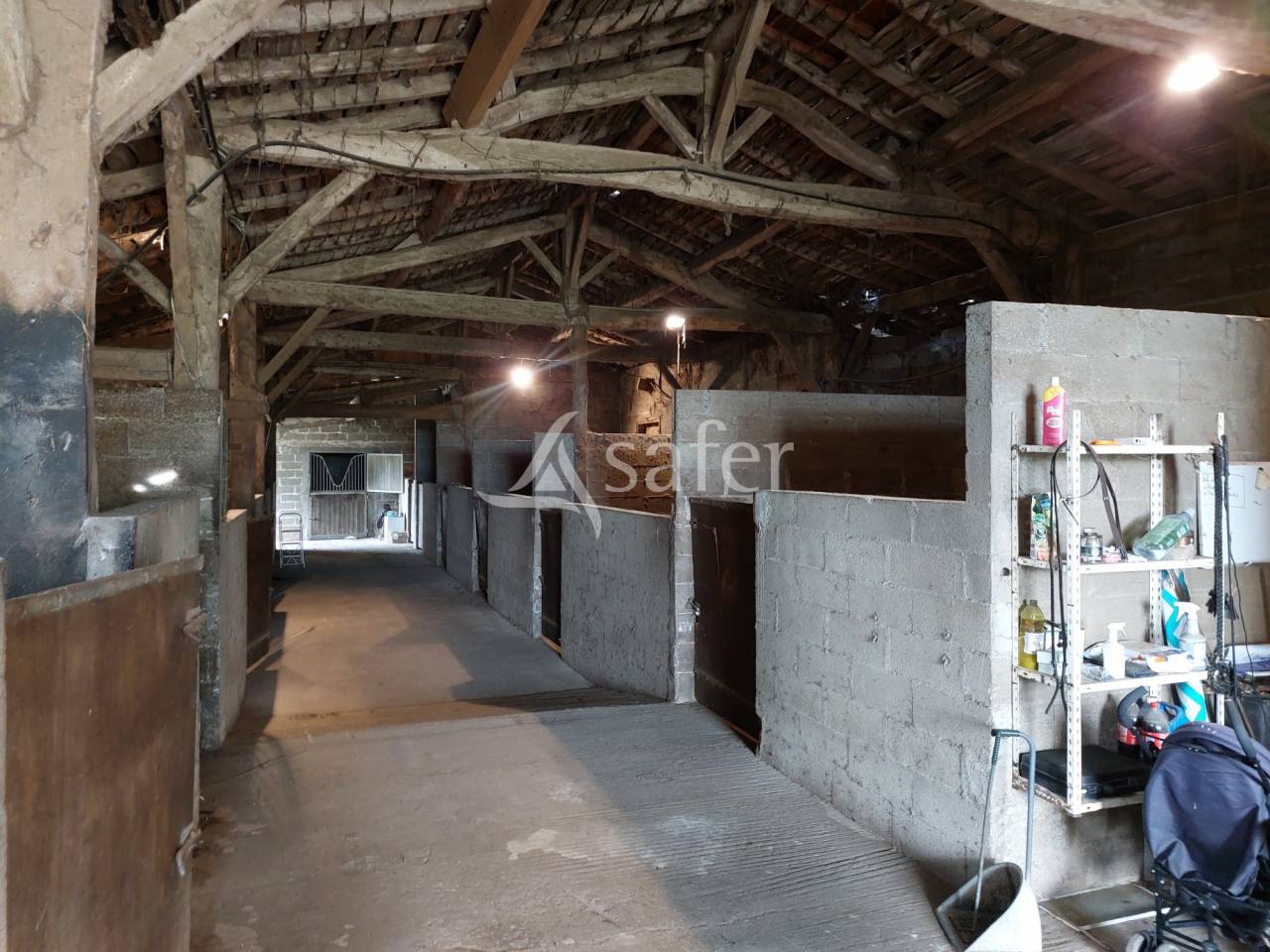 Propri&eacute;t&eacute; &eacute;questre sur 25ha, avec parc photovolta&iuml;que, proch