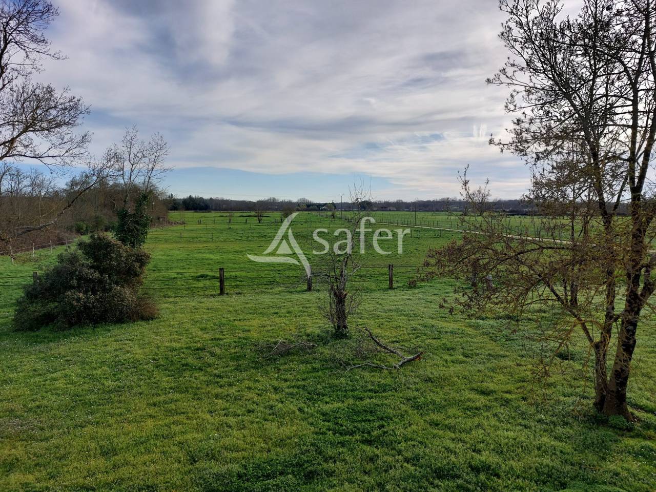 Propri&eacute;t&eacute; &eacute;questre sur 25ha, avec parc photovolta&iuml;que, proch