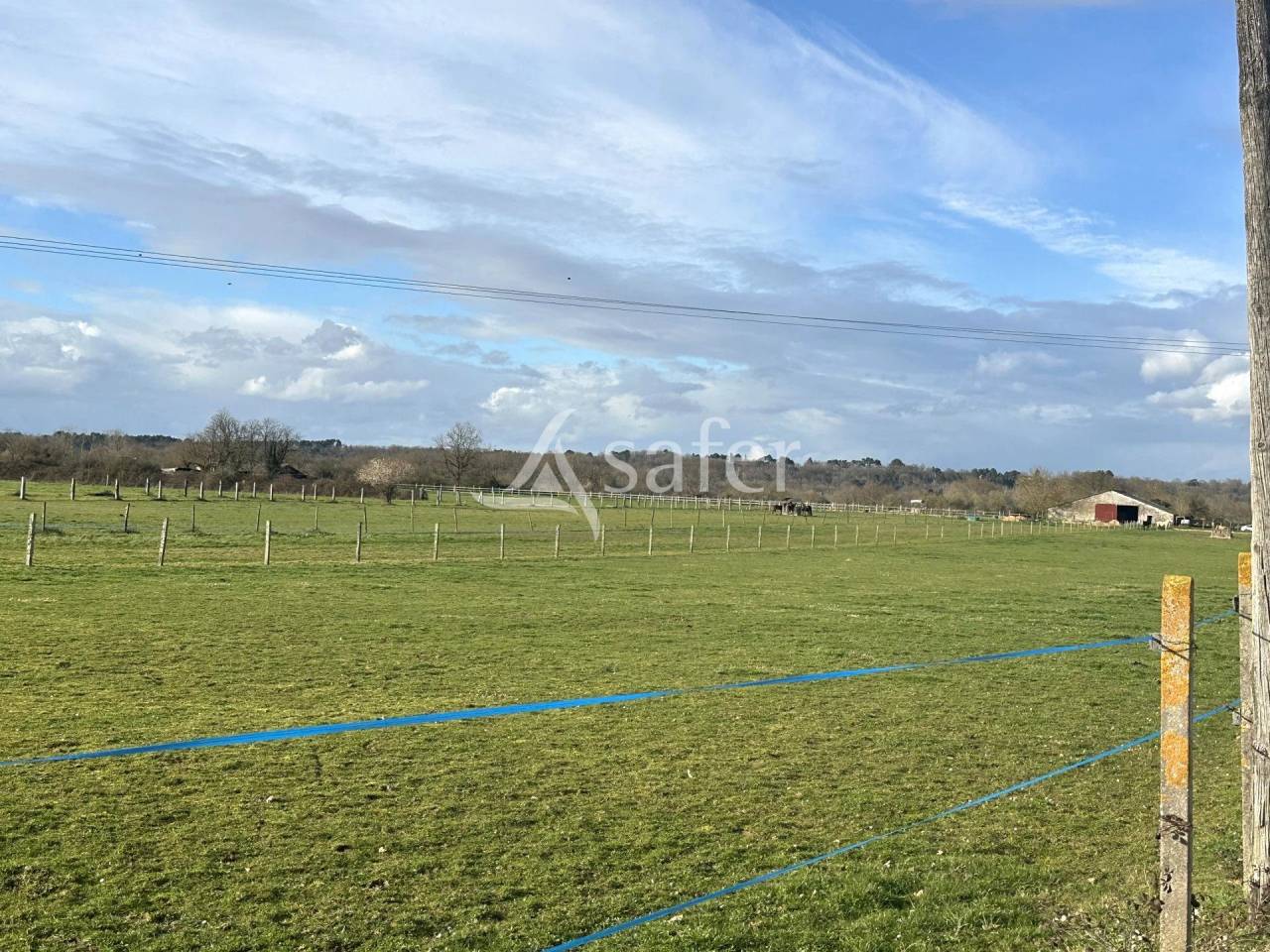 Propri&eacute;t&eacute; &eacute;questre sur 25ha, avec parc photovolta&iuml;que, proch