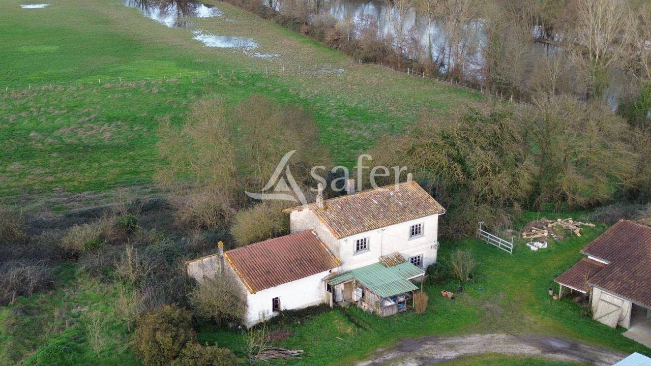 Propri&eacute;t&eacute; &eacute;questre sur 25ha, avec parc photovolta&iuml;que, proch