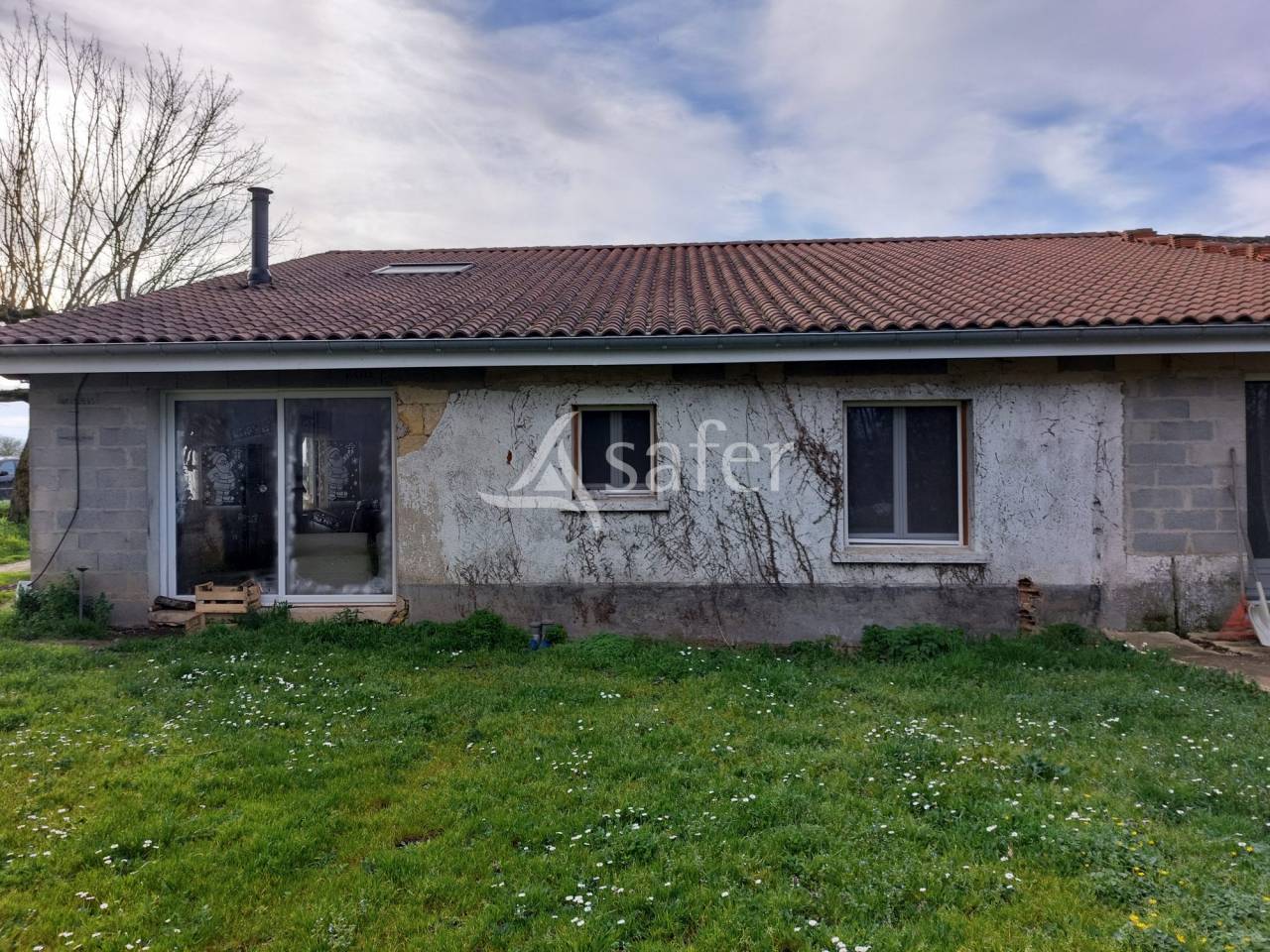 Propri&eacute;t&eacute; &eacute;questre sur 25ha, avec parc photovolta&iuml;que, proch