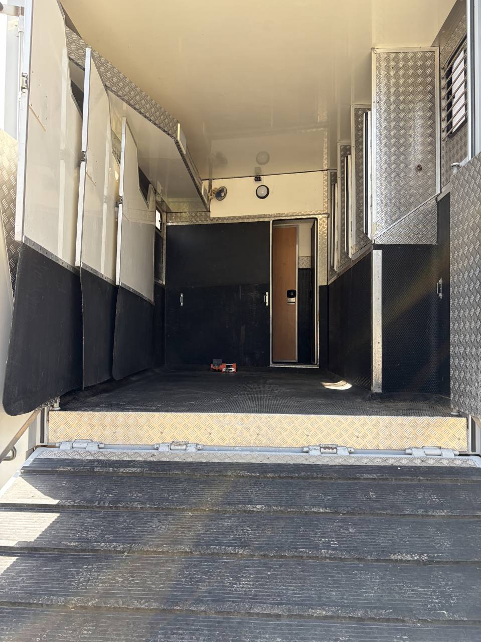 Camion chevaux 4 places + home car